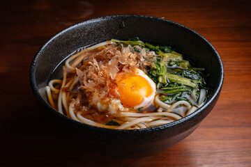 温玉月見うどん　ほうれん草　鰹節　俯瞰