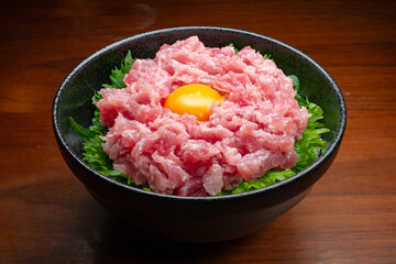 ネギトロ海鮮丼　卵黄乗せ　紫蘇　俯瞰