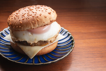 エッグチーズハンバーガー　高級　俯瞰