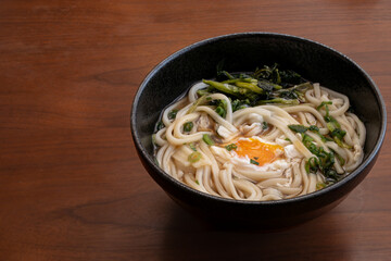 温玉月見うどん　ほうれん草　鰹節　俯瞰