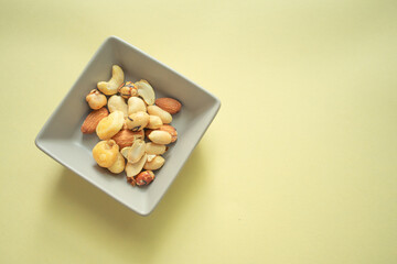 お皿にのったナッツ