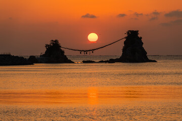 大分県佐伯市の豊後二見ヶ浦にのぼる朝日