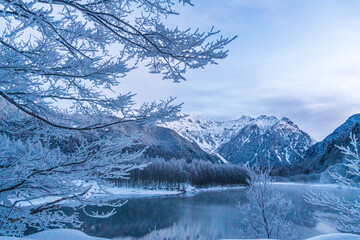 冬の上高地スノーハイク大正池に映る穂高連峰