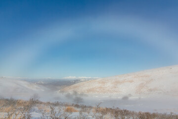 冬の霧ケ峰高原車山湿原から白虹の向こうの穂高連峰