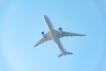 Fototapeta na wymiar 下から見た旅客機