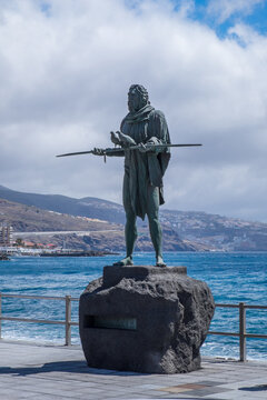 Estatua del Mencey guanche A&ntilde;aterve en la costa de Candelaria en el sur de Tenerife, Islas Canarias