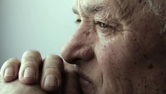 thoughtful old man portrait: lateral portrait with window light 