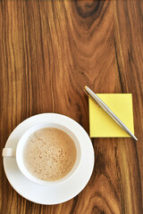 Café con leche y libreta de notas.