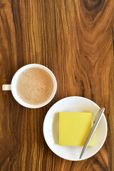 Café con leche y libreta de notas. Espacio para texto en la parte superior.