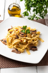 Deliziose tagliatelle ai funghi, pasta italiana, cibo vegetariano