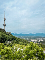 Obraz premium Panoramic View of a Cityscape with a Majestic Tower Standing Proudly on a Hilltop