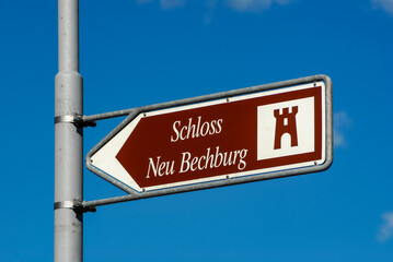 Strassenschild zum Schloss Neu Brechburg