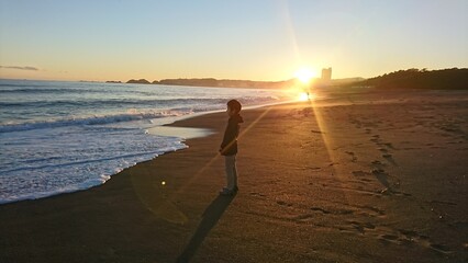 夕暮れの浜辺より　夕焼け　夕陽と男の子