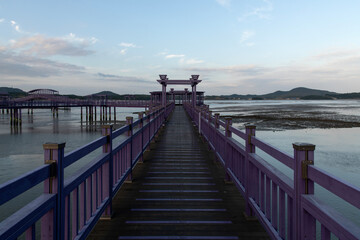 Obraz premium purple wooden bridge at the seaside