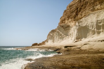 Formación rocosa en la costa de la cala de Enmedio en Almería. Roca de los acantilados modelados por la erosión del mar Mediterráneo de la cala de Enmedio en Agua Amarga, Almería, España.