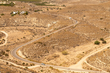Carretera provincial AL-5106 junto al pueblo de Agua Amarga en Níjar, Almería, España. Pequeña...