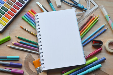Vuelta al cole. Regreso a clases / Set de elementos escolares: cuaderno, lápices, acuarelas,...