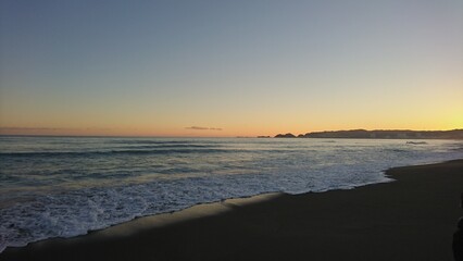 夕暮れ時　海辺　白波