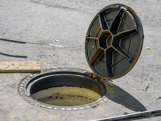 Open manifold manhole cover with hinge fastening