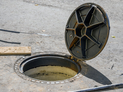 Open manifold manhole cover with hinge fastening