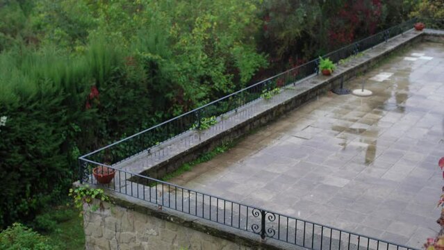 lluvia fina en una terraza con vistas a la monta&ntilde;a, suelo mojado