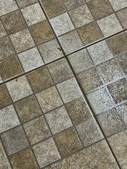 piso quadriculado de cerâmica