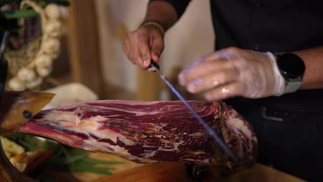 hombre corta jam&oacute;n serrano, jam&oacute;n ib&eacute;rico, corte profesional, comida gourmet
