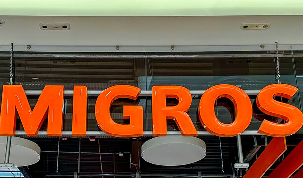 Enseigne d'un magasin Migros