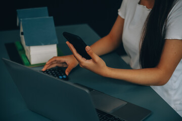 real estate agent Delivering sample homes to customers, mortgage loan contracts. Make a contract for hire purchase and sale of a house. and home insurance contracts, home mortgage loan concepts