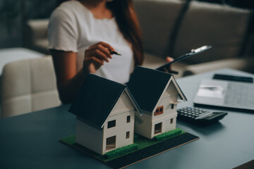 real estate agent Delivering sample homes to customers, mortgage loan contracts. Make a contract for hire purchase and sale of a house. and home insurance contracts, home mortgage loan concepts