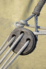 Seilrolle, Flaschenzug und Tauwerk für ein Segelboot mit nautischem Seil. - 738238968