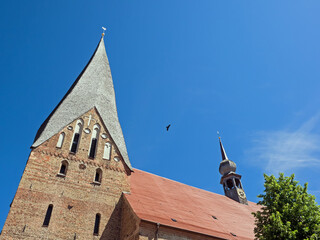 Außenaufnahme der Stiftskirche der Stadt Bützow, Deutschland, in ungewöhnlicher Perspektive - 738239116
