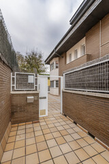 Tiled access to semi-detached single-family homes built with brown bricks