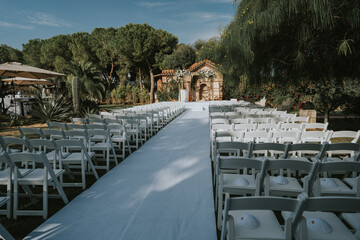 
Plano general de una ceremonia judía antes de su comienzo. Vemos multitud de sillas de madera...