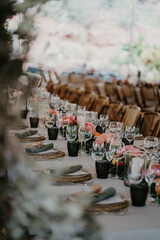 
Detalle de mesa para comer en un banquete de bodas. Mesa alargada con tonos beige, verdes,...