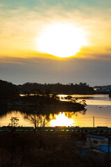 朝日を浴びる松島を走る東北線