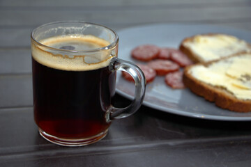 Brotzeit mit Tasse Kaffee, Butterbrot und Salami.
