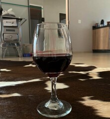 red wine in the glass on the table