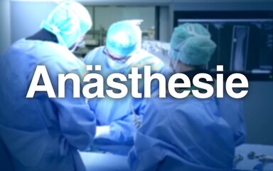 Anästhesie Schriftzug, im Hintergrund ein Operationssaal mit Chirurgen am Patienten, Geräte und...