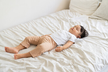 眠る赤ちゃん