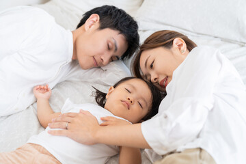 Obraz na płótnie Canvas 親娘　3人家族　眠る赤ちゃん
