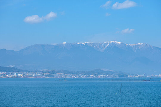 琵琶湖越しの雪の残る比良山系