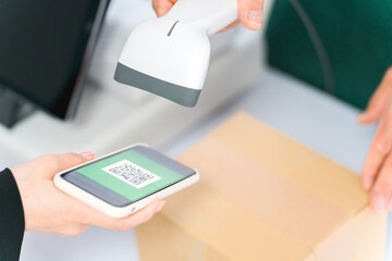 レジスター・会計・精算・電子決済するコンビニ・スーパーマーケットの店員
