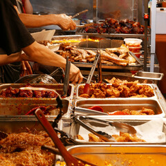 屋台に並ぶ料理