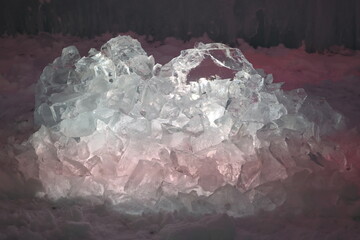 割れたたくさんの氷がライトアップされた風景