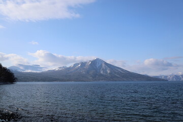 冬の支笏湖と雪山