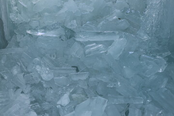 地面に置かれた割れた沢山の氷