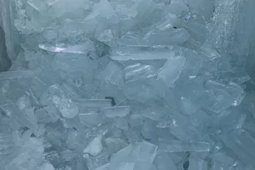 Fotobehang 地面に置かれた割れた沢山の氷 © Signyamo