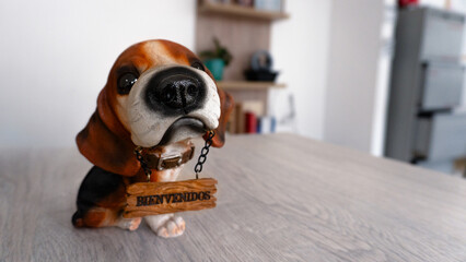 Decoracion oficina con perro beagle - obrazy, fototapety, plakaty