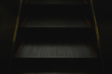 暗い地下鉄　エスカレーター